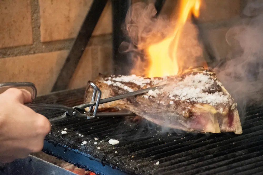 ¿Cuándo echar la sal a la carne a la parrilla?