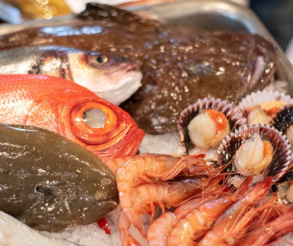 pieza de pescado fresco seleccionada en sala y cocinada a la parrilla en Madrid