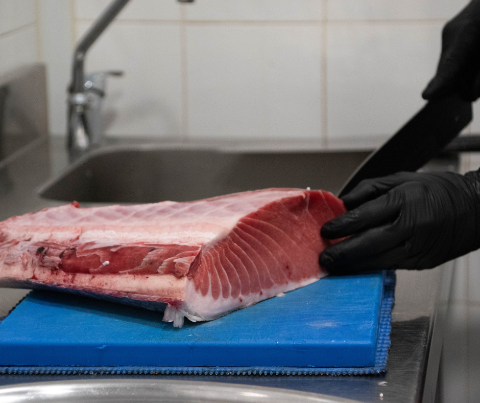 pieza de pescado fresco seleccionada en sala y cocinada a la parrilla en Madrid