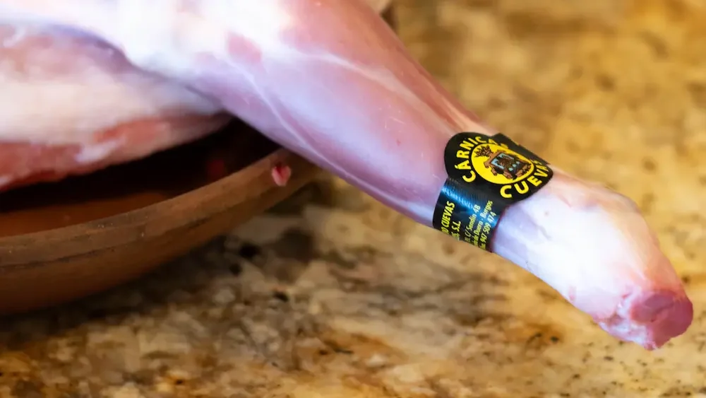 El mejor lechazo en Madrid antes de hornearlo