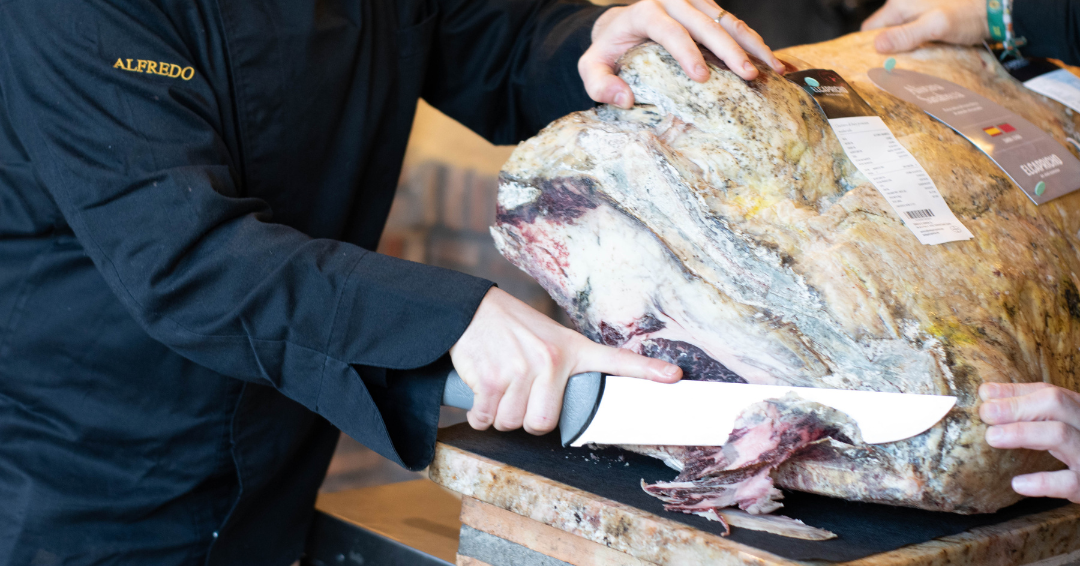 Corte de chuletón a la parrilla en Restaurante D’Madrid, uno de los mejores asadores de Madrid